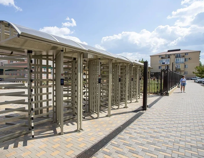 Полноростовые роторные турникеты RTD-15 c крышами RTC-15, школа № 35, Анапа