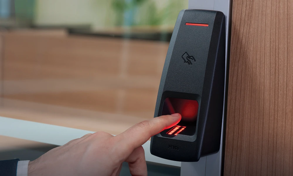 Доступ по отпечаткам пальцев и рисунку вен