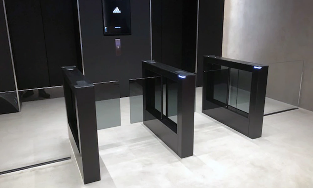 Скоростные проходы Fastline Glassgate в офисе компании Sports Direct